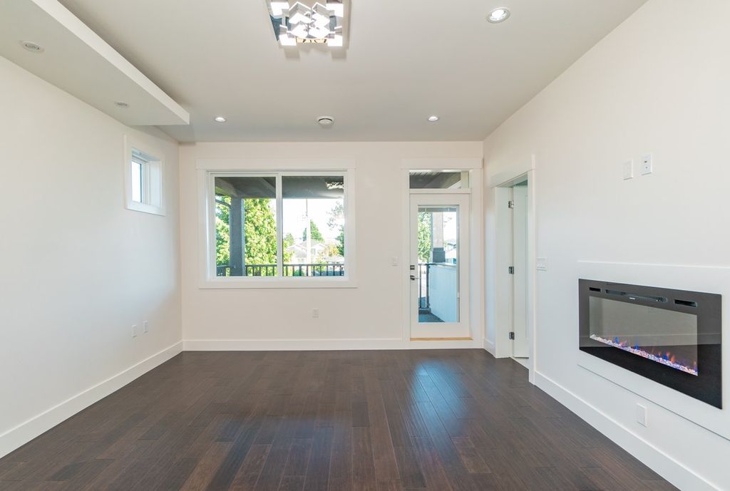 listing image 1101892796594455873