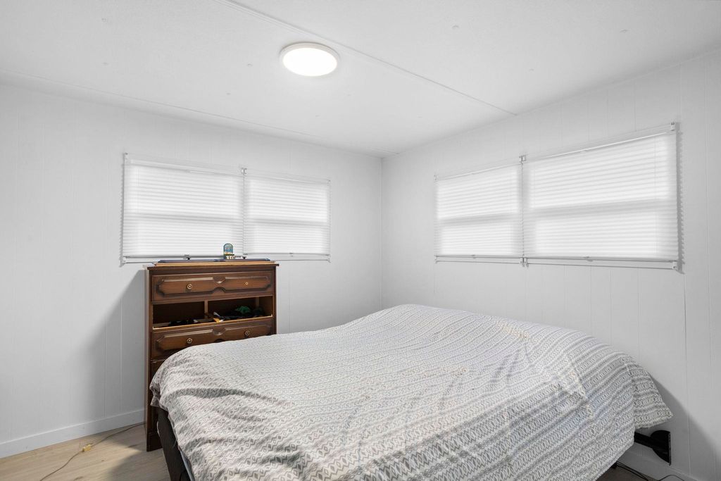 listing image 1107403407864540433