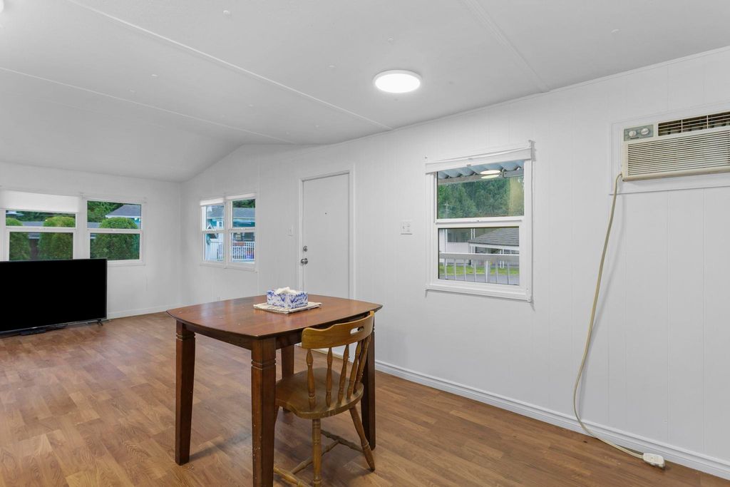listing image 1109064131504610571