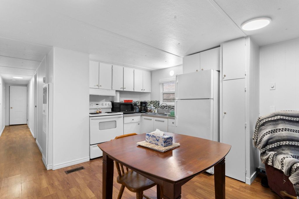 listing image 1100380440648938244