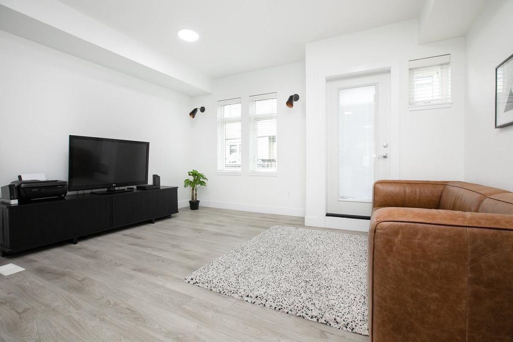 listing image 1102555760605363162