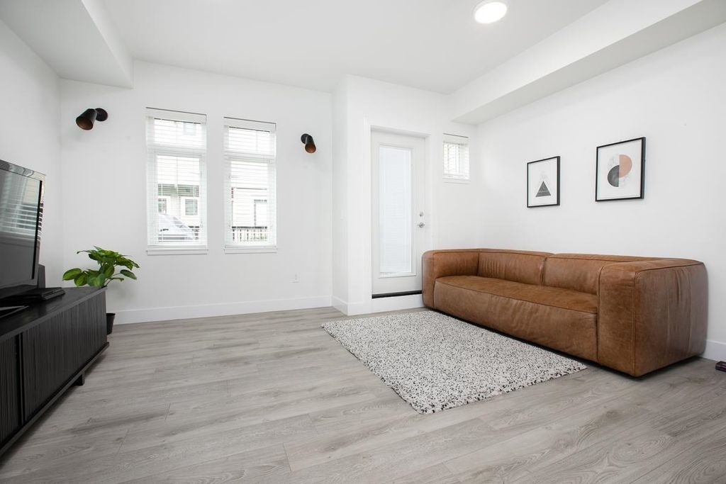 listing image 1109892180567911296