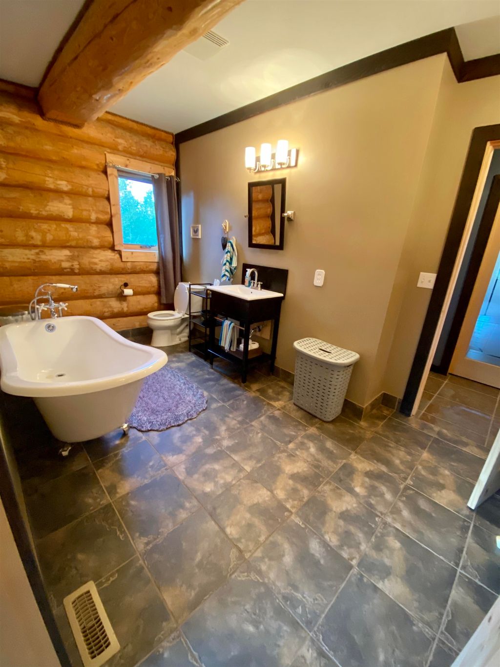 listing image 1106822543152492871