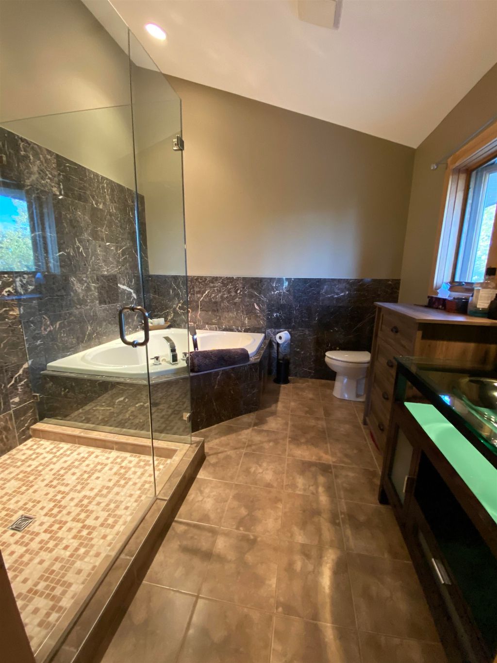listing image 1107275404333668467