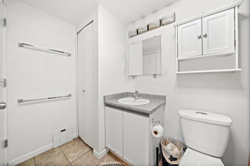 listing image 1106571791393381785