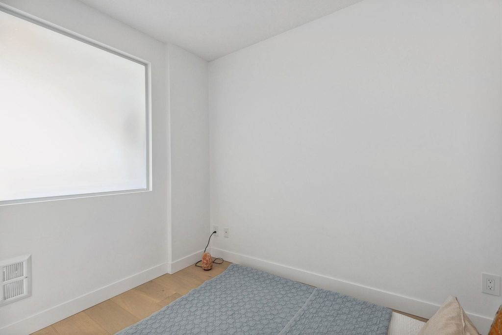 listing image 1100285784515971472