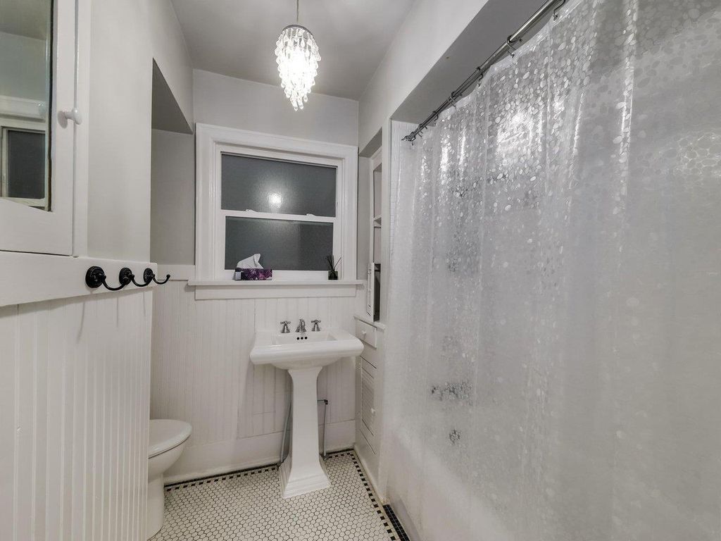 listing image 1101791069144358328