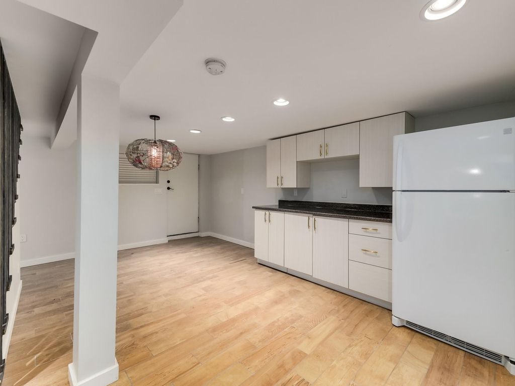 listing image 1105279363584839668