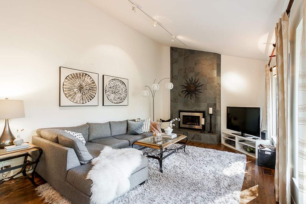 listing image 1106381374057203210