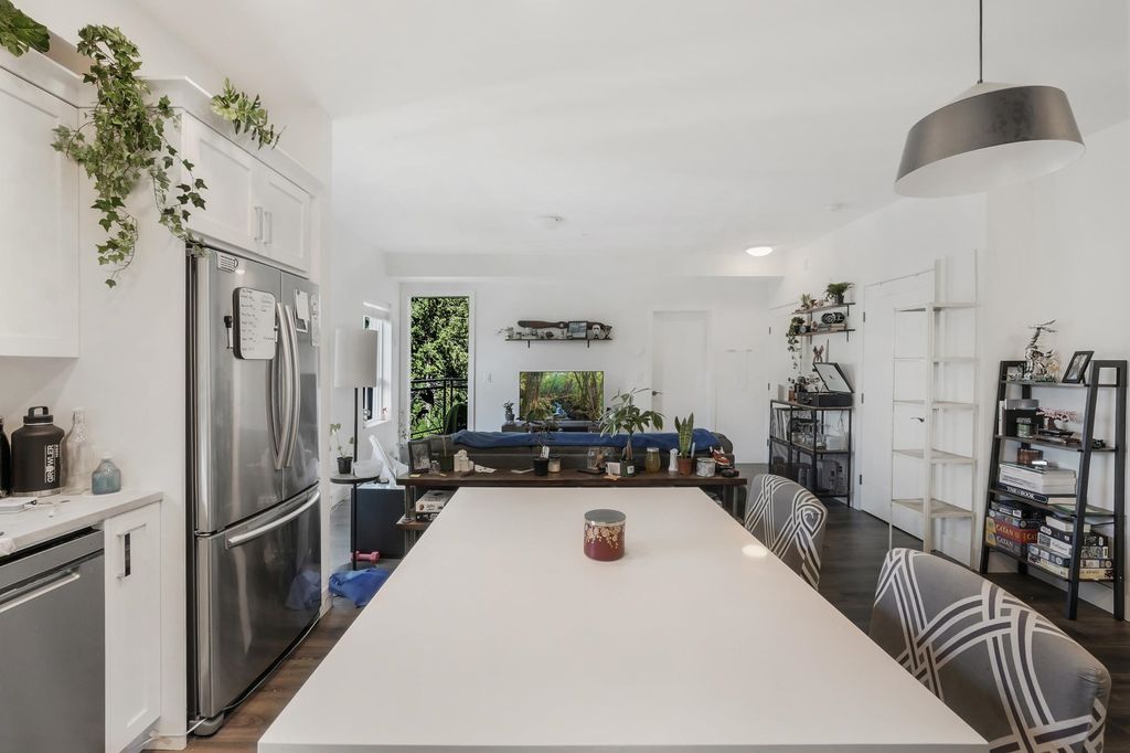 listing image 1101037507975168988