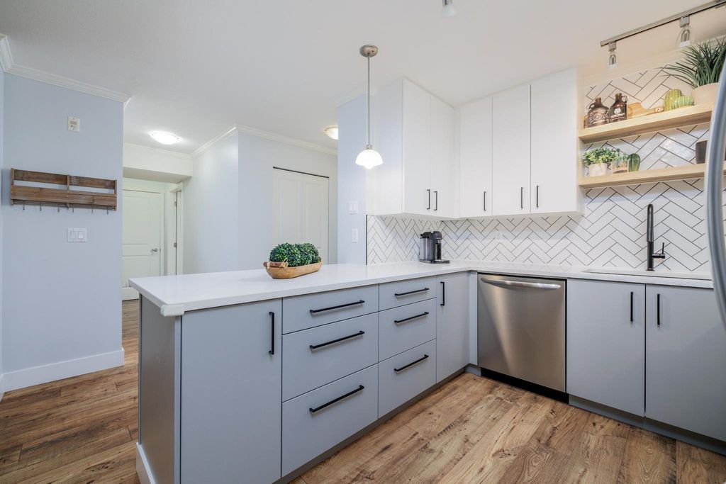listing image 1103846364483855812