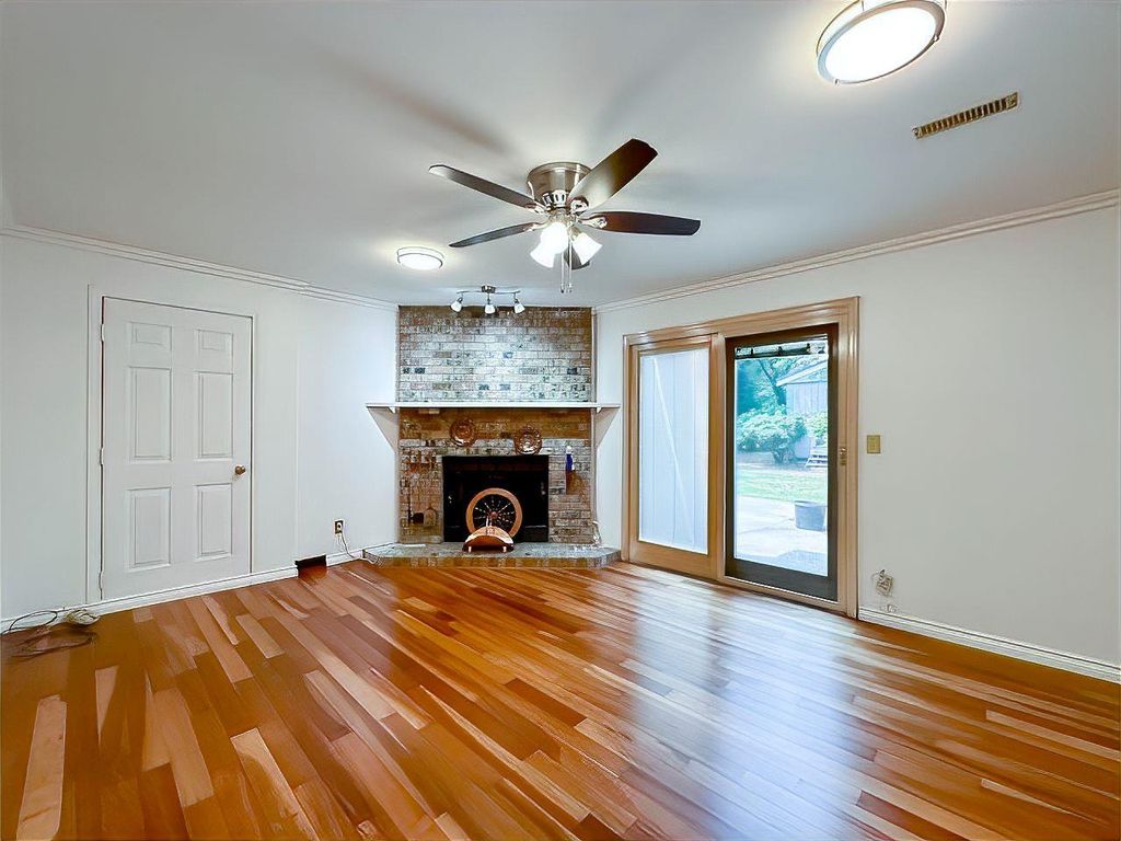 listing image 1103765827845458306