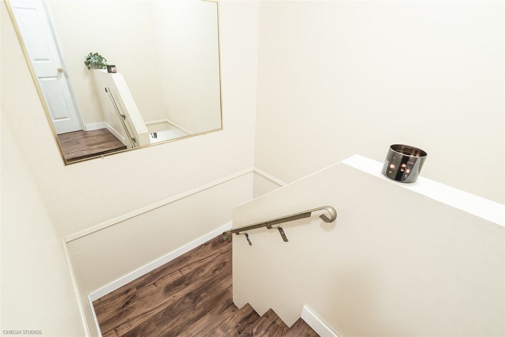 listing image 1100571051716591170