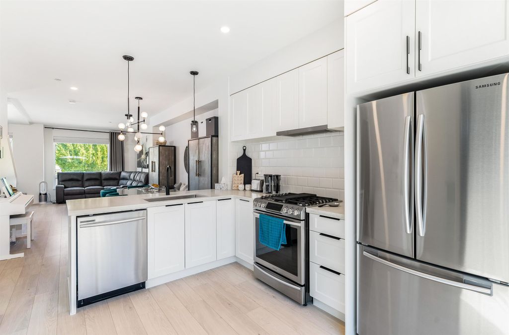listing image 1109094716455603209