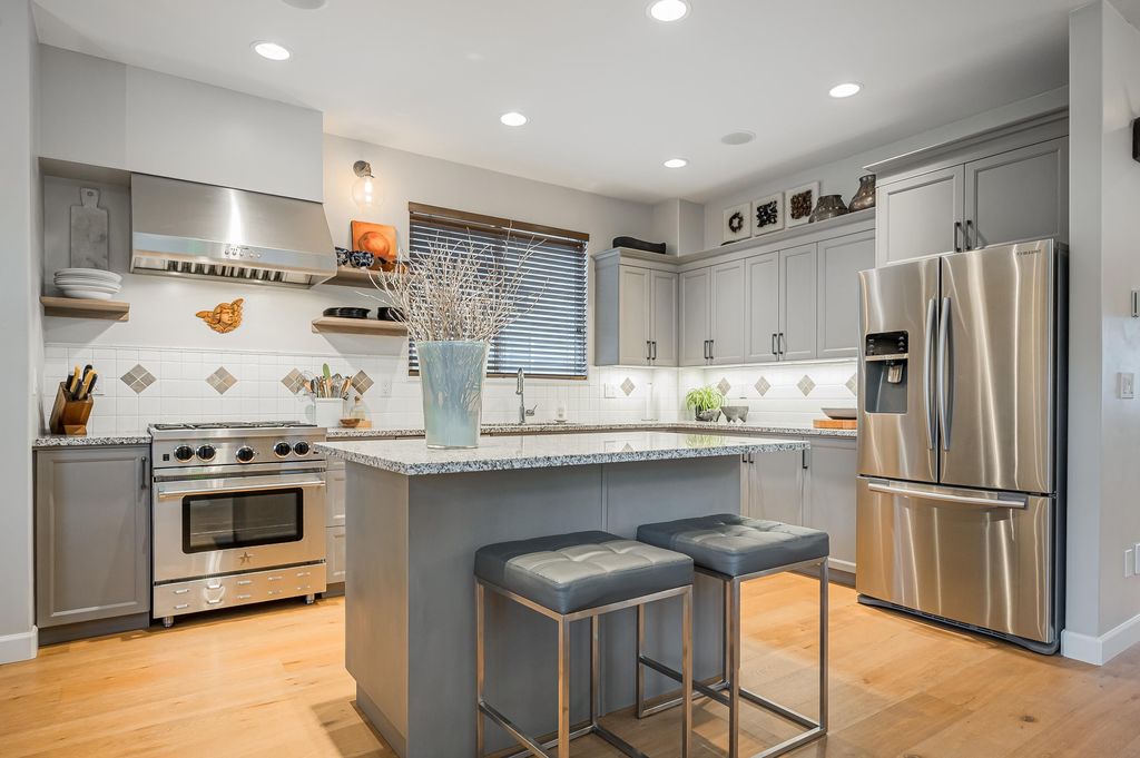 listing image 1104196500206634156