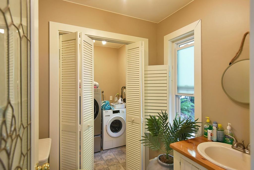 listing image 1107443292504953929