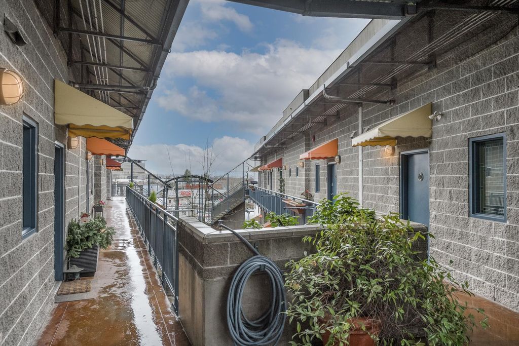 listing image 1105875716024593430