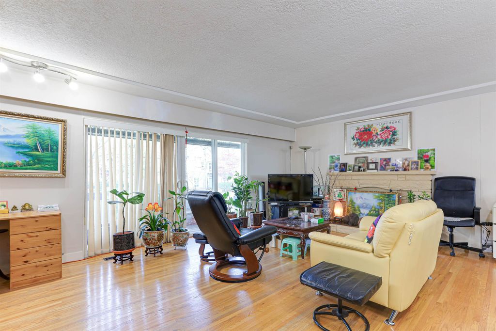 listing image 1105352379997158338