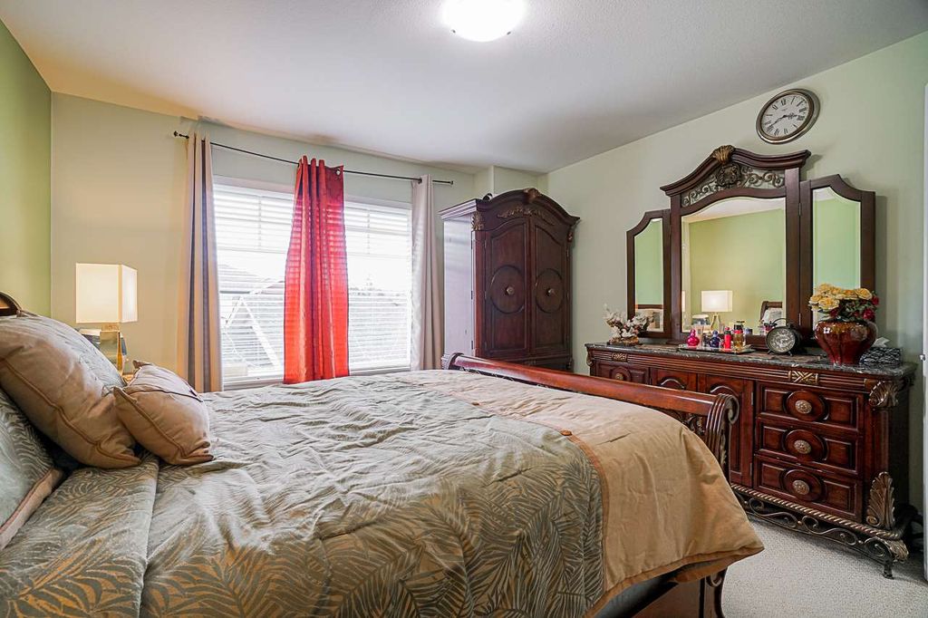 listing image 1100312192401682813