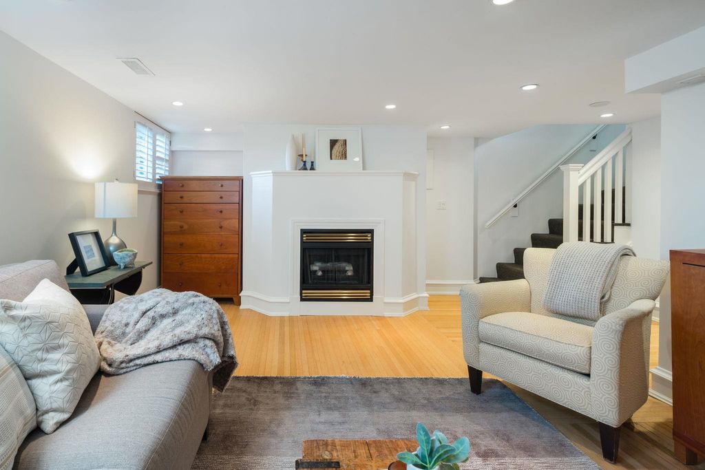 listing image 1104698459638606110
