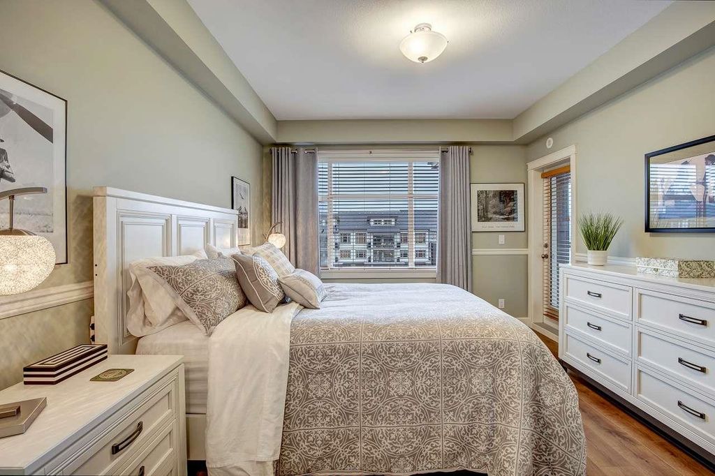 listing image 1102916342381592703