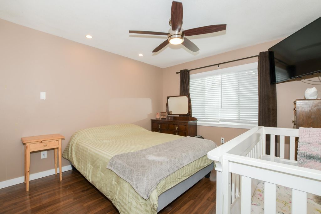 listing image 1100750353638466881