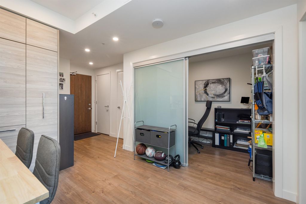 listing image 1101419858203929378