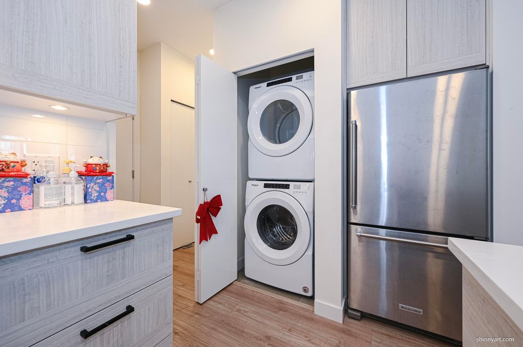 listing image 1106572242396261249