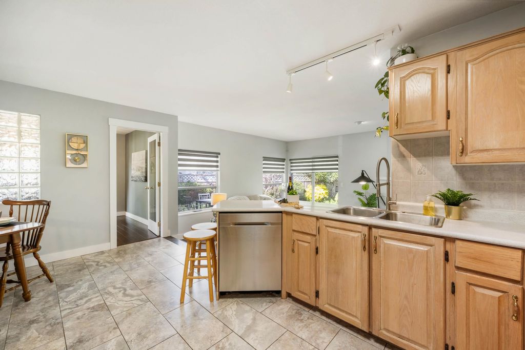 listing image 1104094514098635643