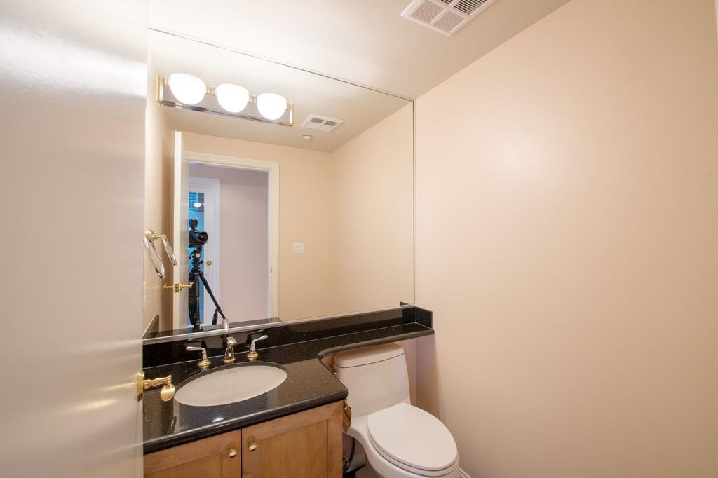 listing image 1101136200661793661