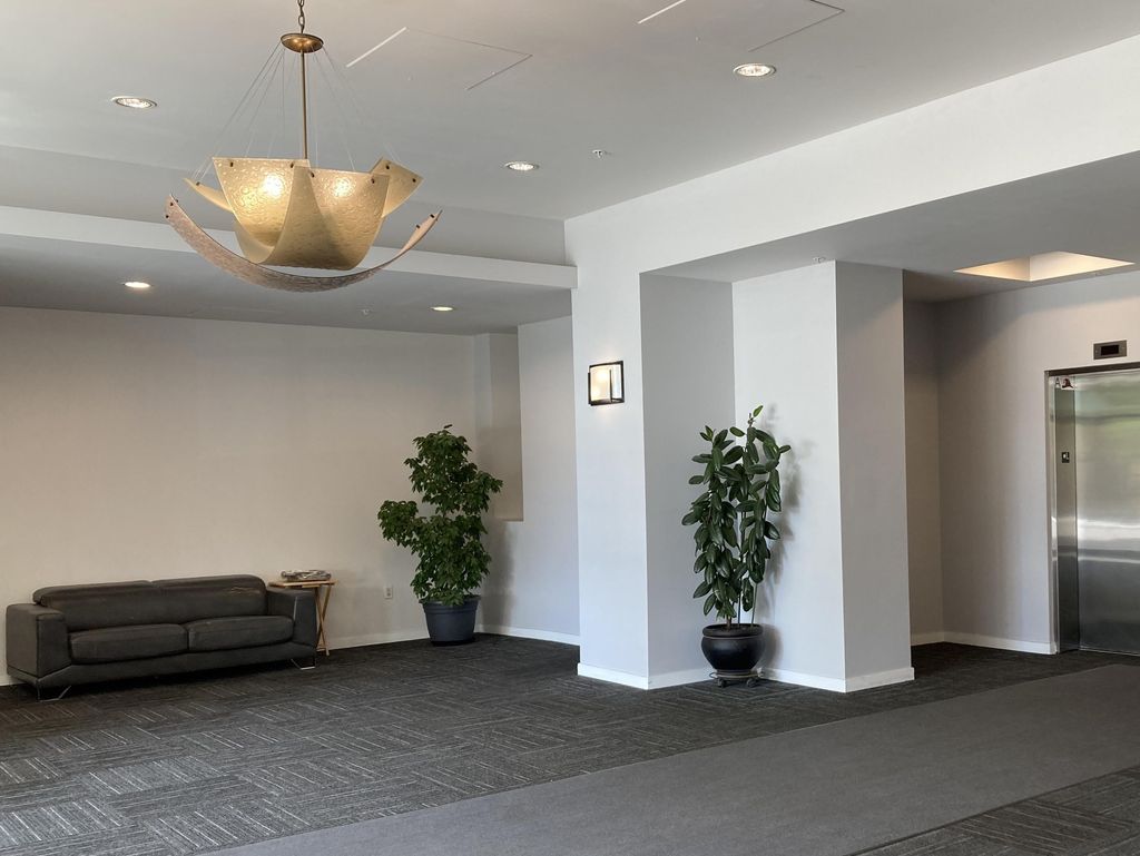 listing image 1102520060278828077