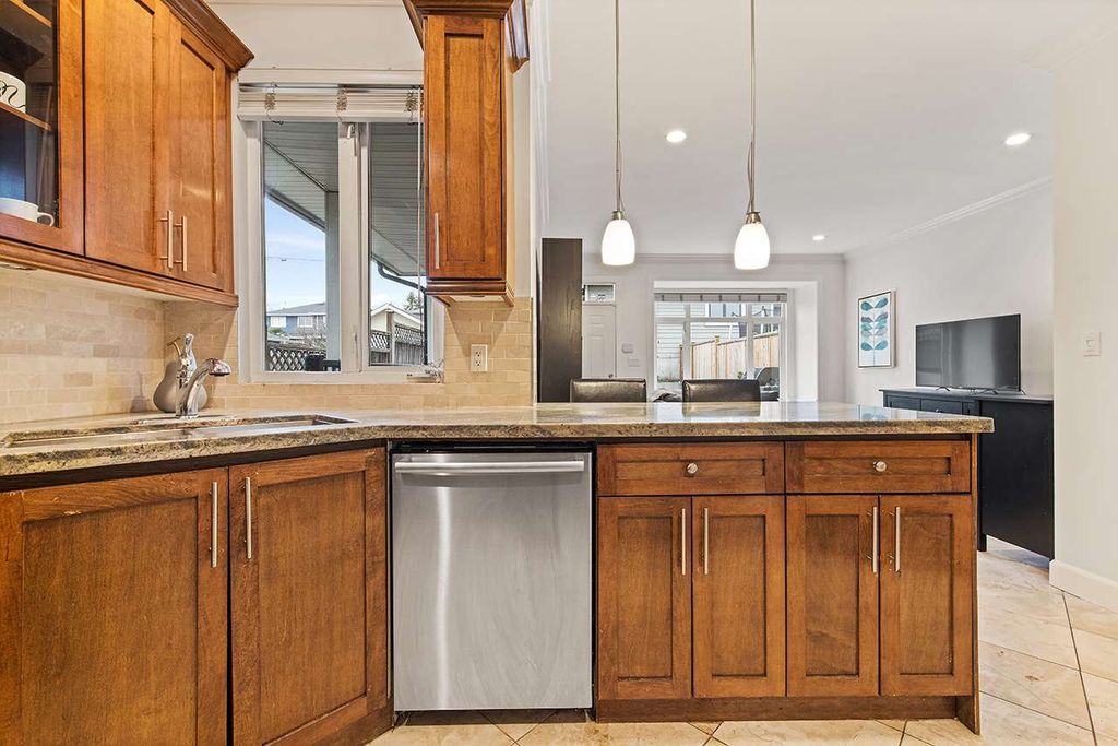 listing image 1105476880953860722