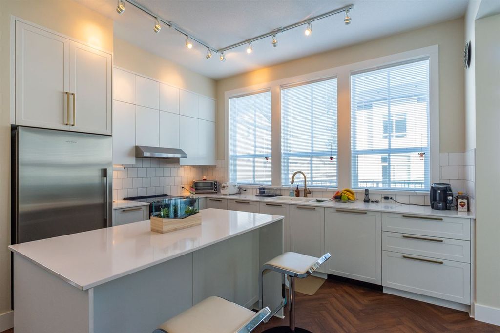 listing image 1109678022343898206