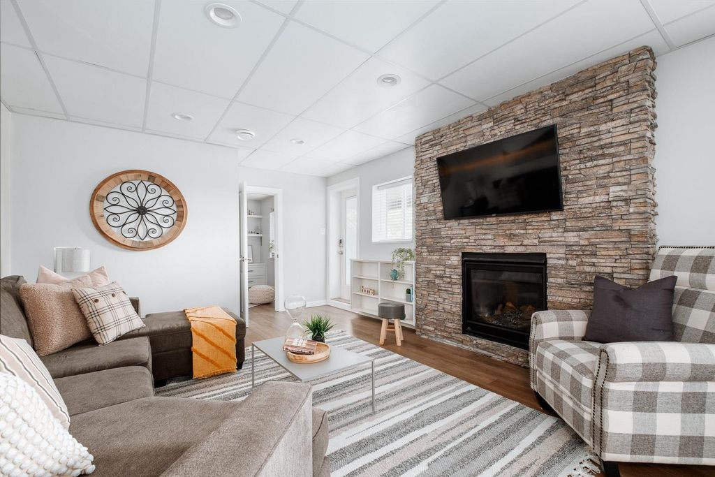 listing image 1104303735881097516