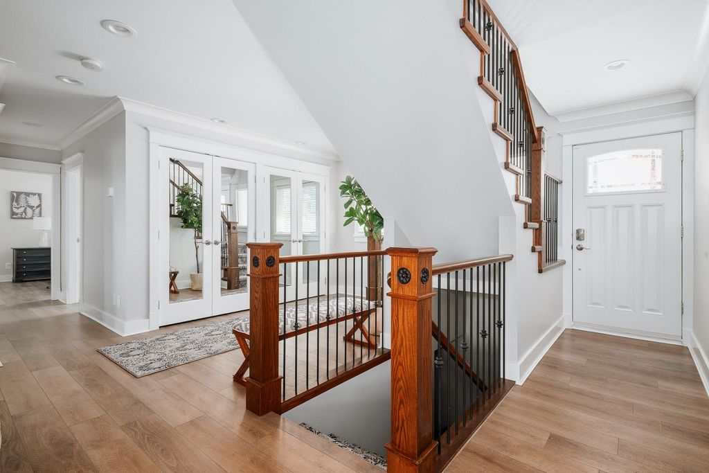 listing image 1105207550121776512