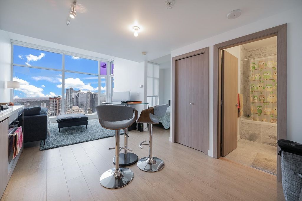 listing image 1104948445772560762