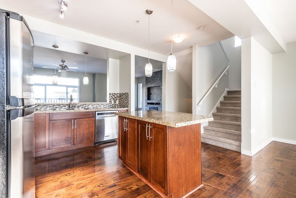 listing image 1102256603001864644