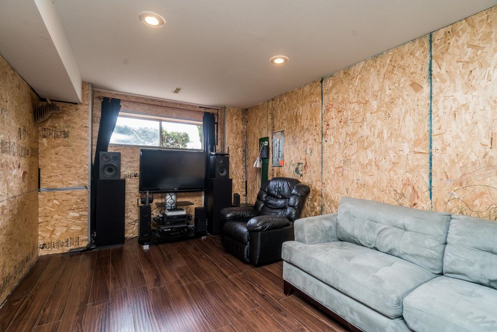 listing image 1106878961043042337