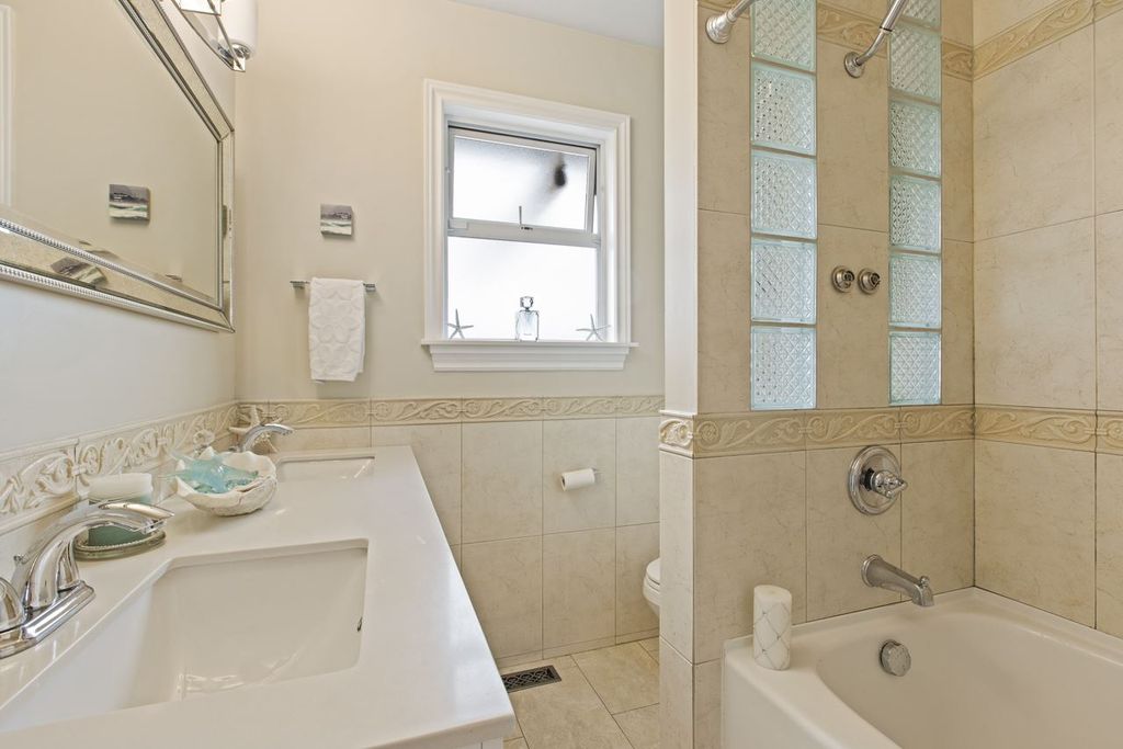 listing image 1107201488537535616