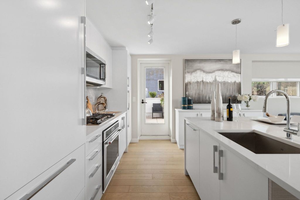 listing image 1103010239752167146