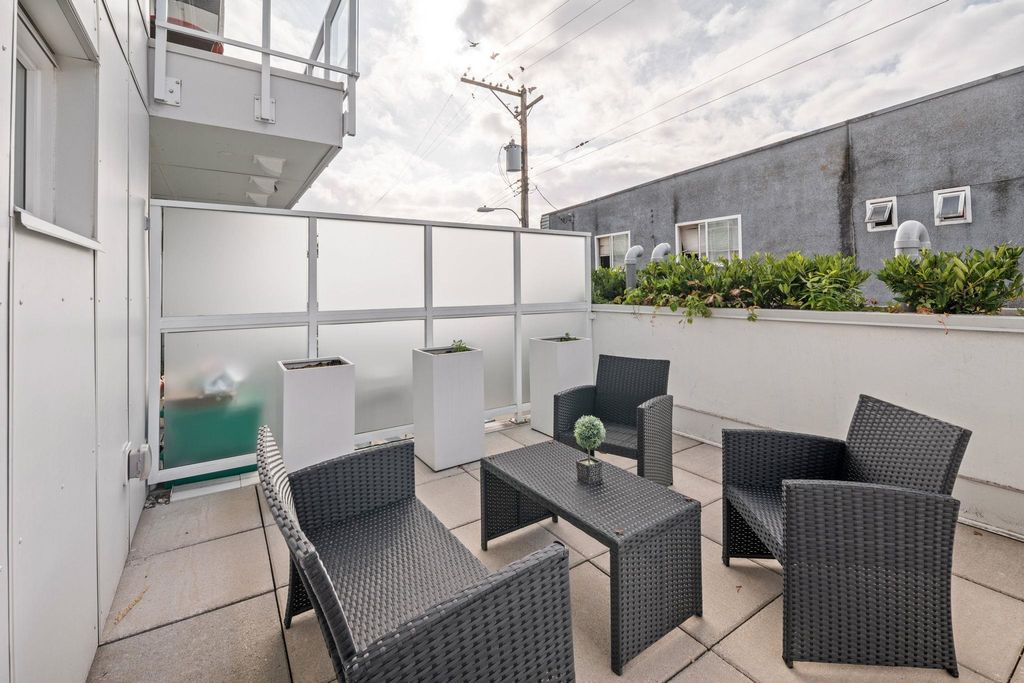 listing image 1109773641116516121
