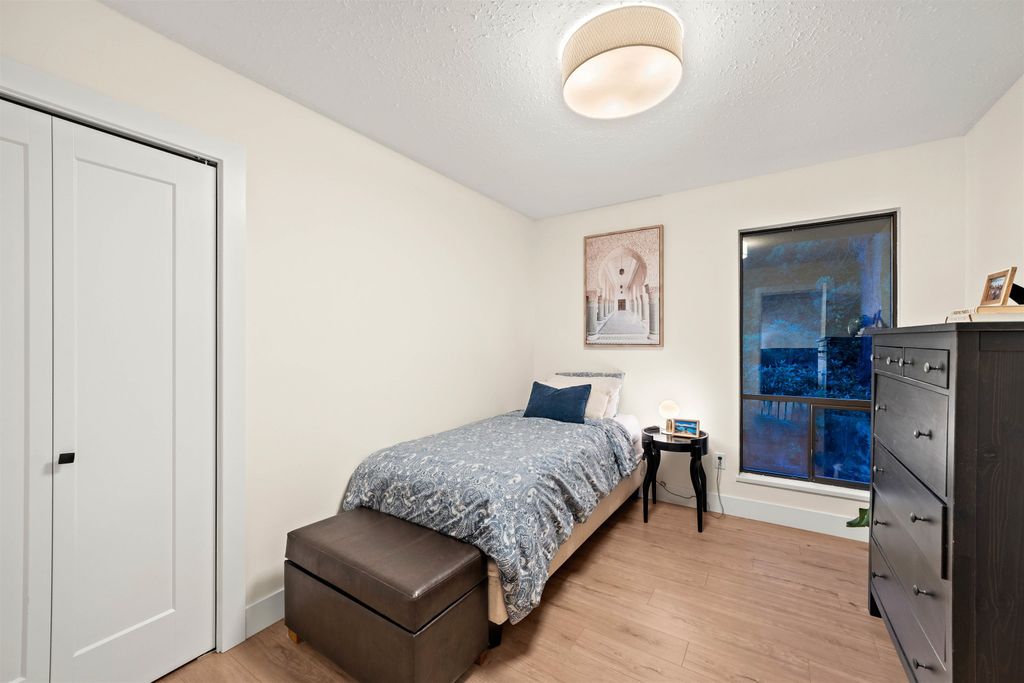 listing image 1103563796496859876