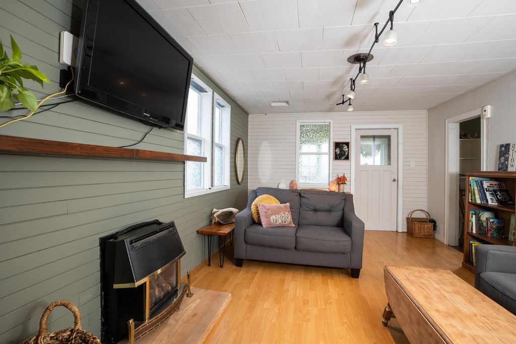 listing image 1103349277549561156