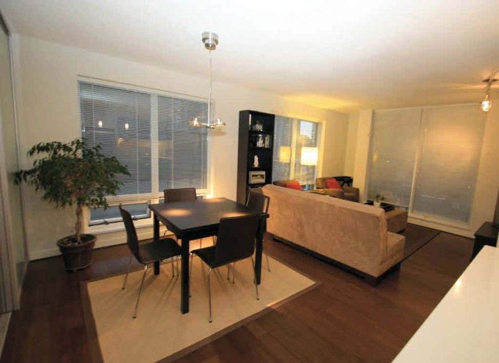 listing image 1104093236391793587