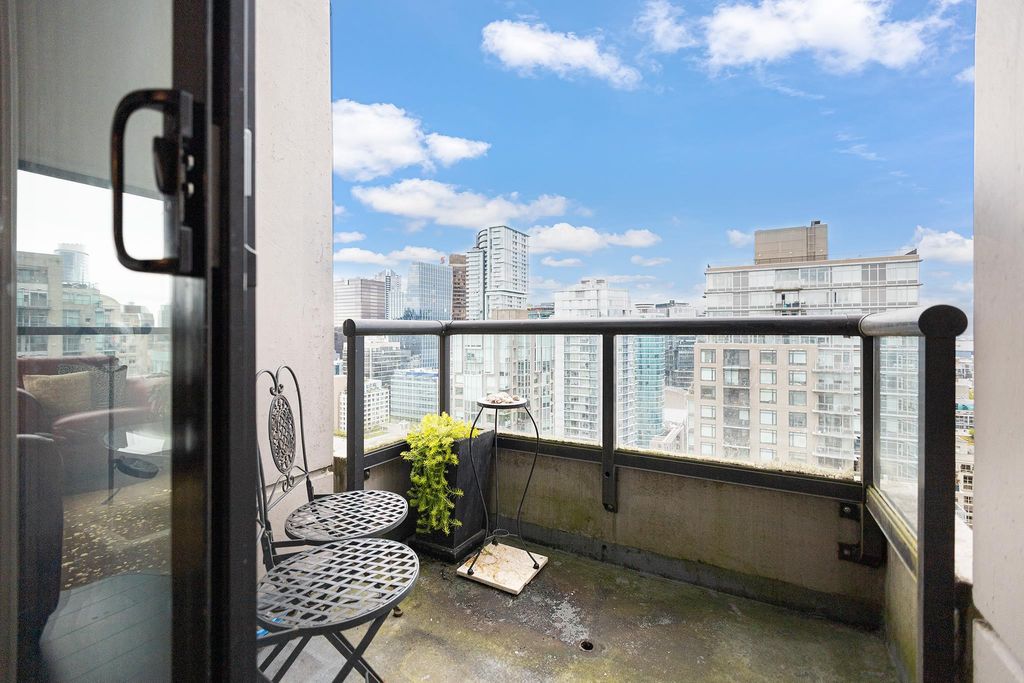listing image 1104902041630240635