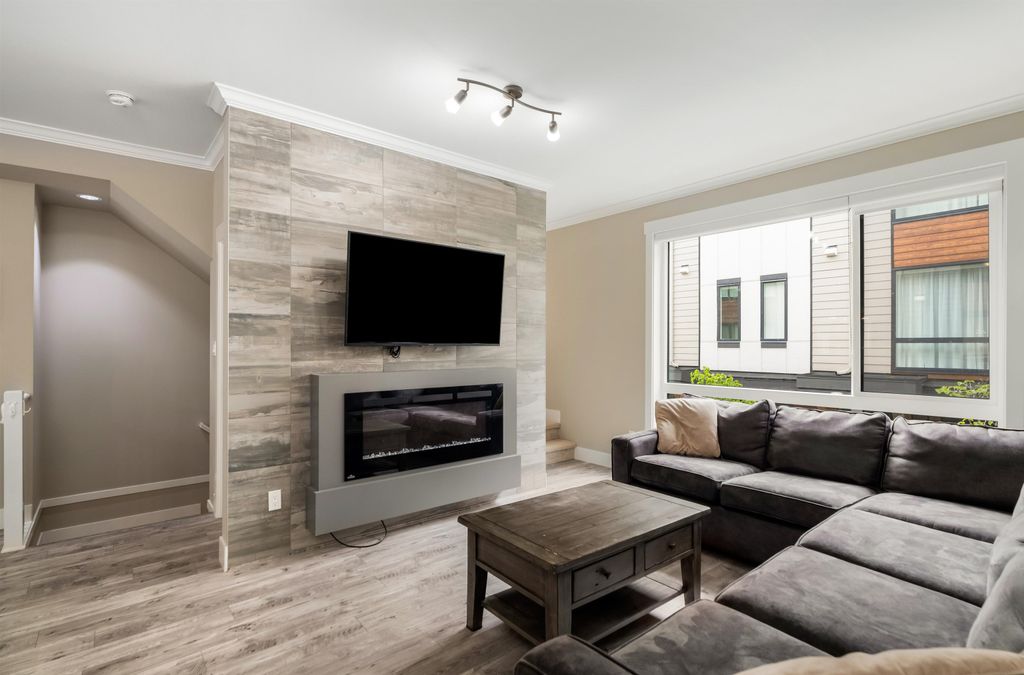 listing image 1105346296003648777