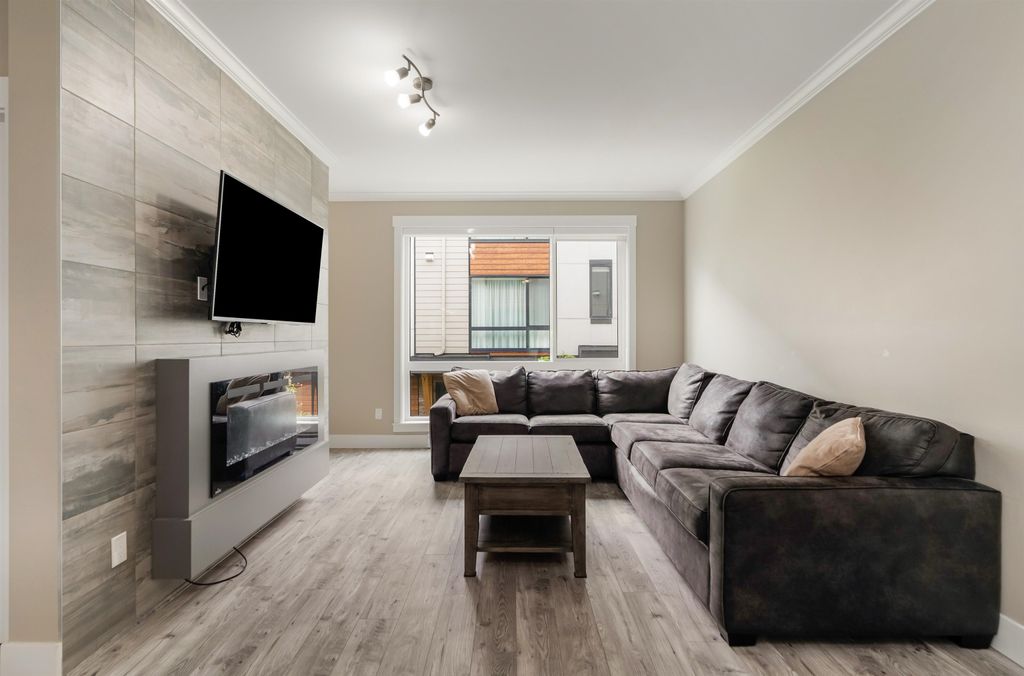 listing image 1104283435846627617