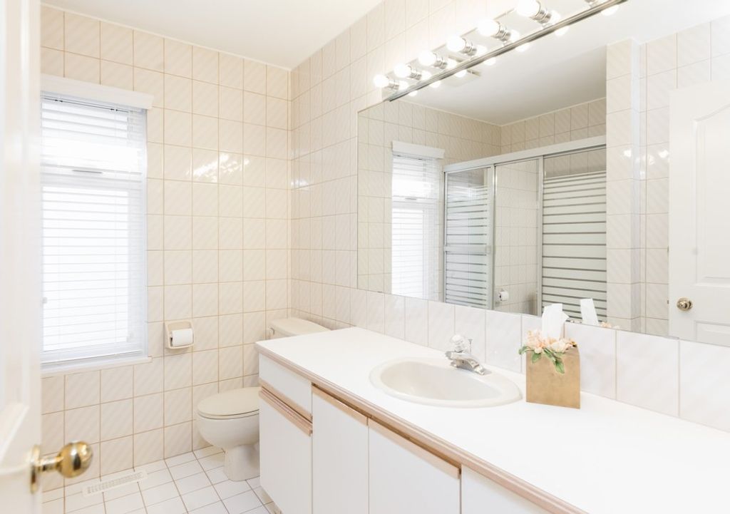 listing image 1109728381813074560