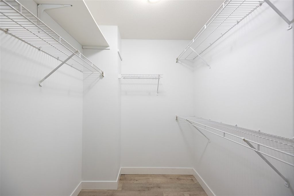 listing image 1107445679703095234