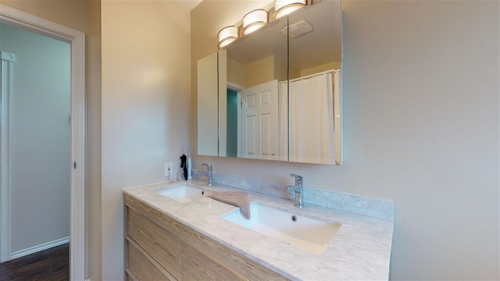 listing image 1106478104593876870